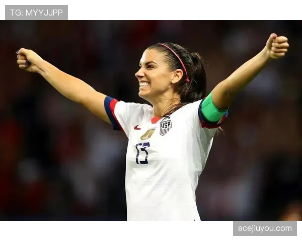 亚历克斯·摩根超市推车拎名牌袋，实在分不清这是买菜还是走秀