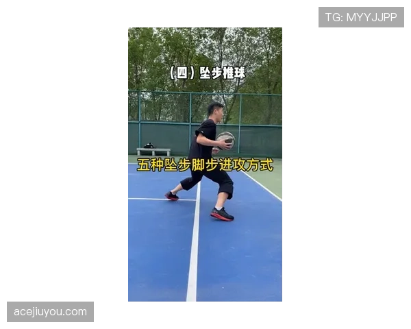 进攻犯规判罚依据，推搡与肩撞的关键区别